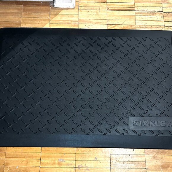 NEW STANLEY BLACK 20.5"X31" ANTI-FATIGUE UTILITY MAT - Picture 2 of 4